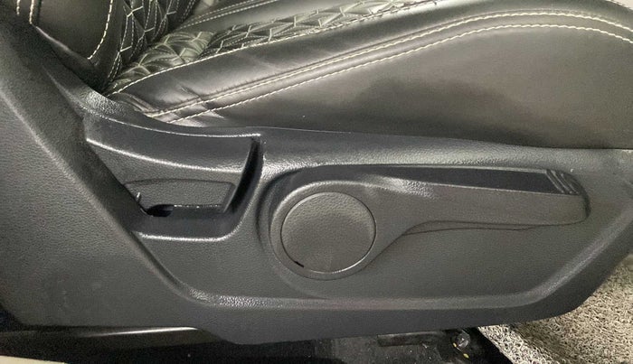 2020 Mahindra XUV300 W8 1.5 DIESEL AMT, Diesel, Automatic, 54,812 km, Driver Side Adjustment Panel