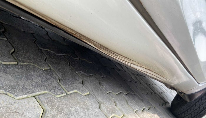2014 Maruti Swift VXI, Petrol, Manual, 92,314 km, Right running board - Slightly dented
