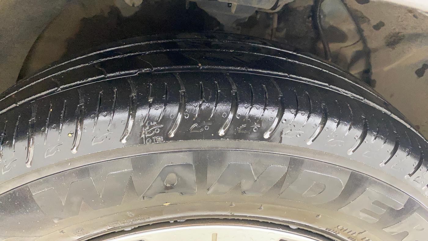2023 Mahindra XUV300 W6 1.2 PETROL AMT, Petrol, Automatic, 27,860 km, Right Front Tyre Tread