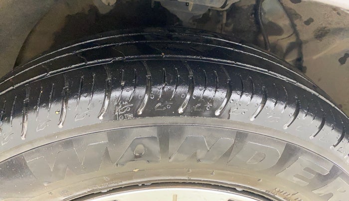 2023 Mahindra XUV300 W6 1.2 PETROL AMT, Petrol, Automatic, 27,860 km, Right Front Tyre Tread