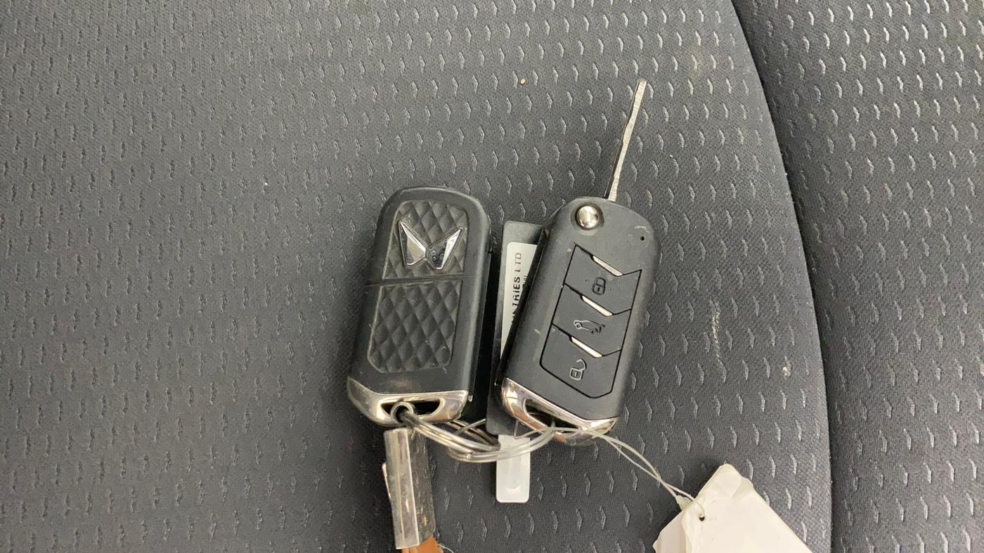 2023 Mahindra XUV300 W6 1.2 PETROL AMT, Petrol, Automatic, 27,860 km, Key Close Up