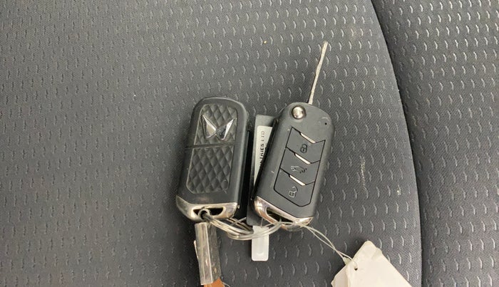 2023 Mahindra XUV300 W6 1.2 PETROL AMT, Petrol, Automatic, 27,860 km, Key Close Up