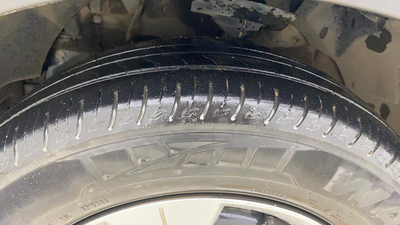 2023 Mahindra XUV300 W6 1.2 PETROL AMT, Petrol, Automatic, 27,860 km, Left Front Tyre Tread