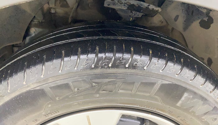 2023 Mahindra XUV300 W6 1.2 PETROL AMT, Petrol, Automatic, 27,860 km, Left Front Tyre Tread