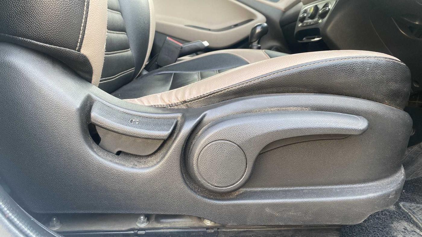 2019 Hyundai Elite i20 SPORTZ PLUS 1.2, Petrol, Manual, 74,223 km, Driver Side Adjustment Panel