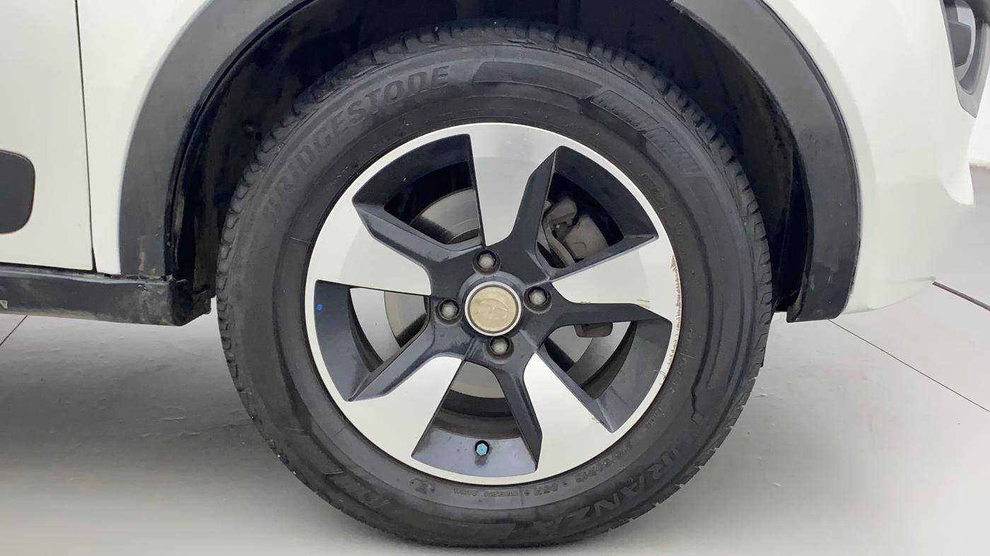 2018 Tata NEXON XZ PLUS DIESEL DUAL TONE, Diesel, Manual, 1,24,653 km, Right Front Wheel
