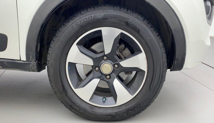 2018 Tata NEXON XZ PLUS DIESEL DUAL TONE, Diesel, Manual, 1,24,653 km, Right Front Wheel