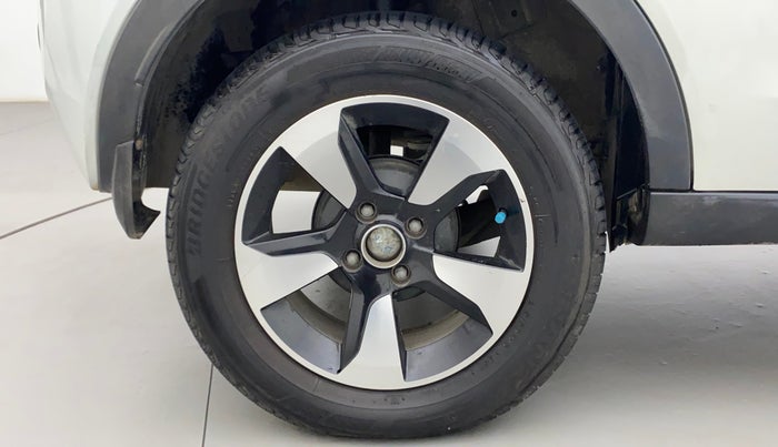 2018 Tata NEXON XZ PLUS DIESEL DUAL TONE, Diesel, Manual, 1,24,653 km, Right Rear Wheel