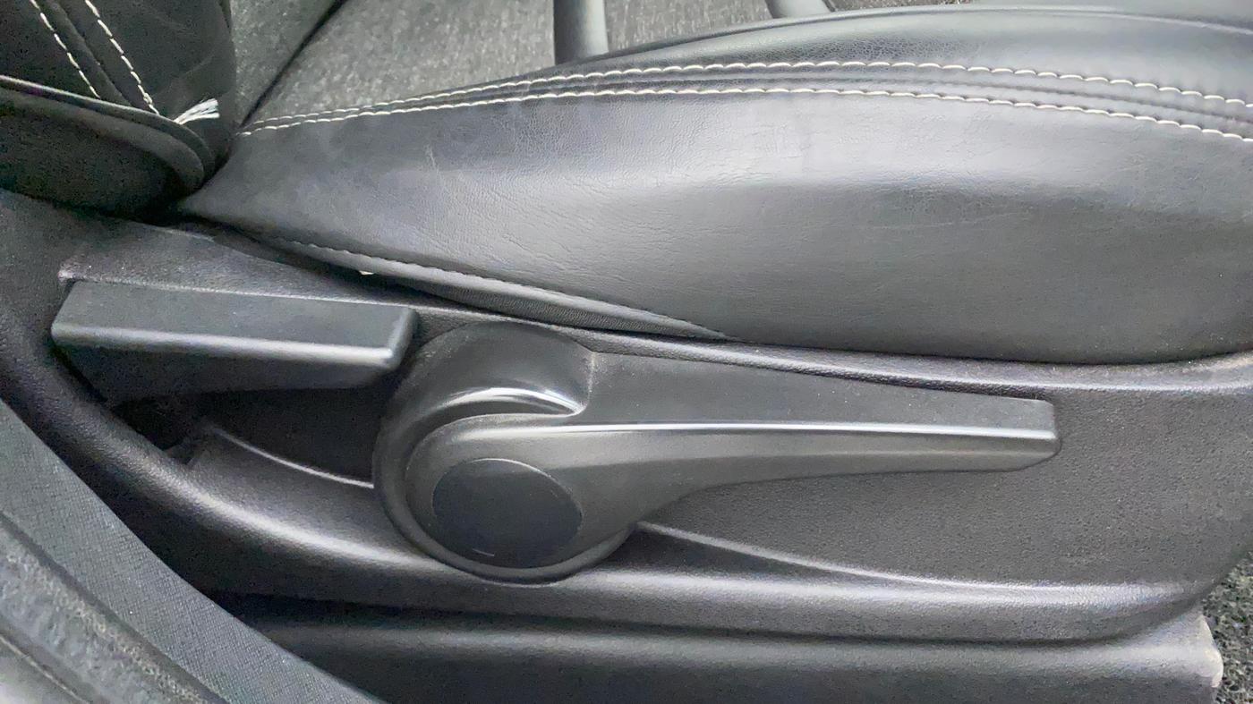 2018 Tata NEXON XZ PLUS DIESEL DUAL TONE, Diesel, Manual, 1,24,653 km, Driver Side Adjustment Panel