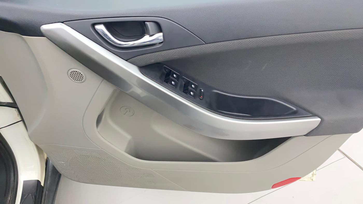 2018 Tata NEXON XZ PLUS DIESEL DUAL TONE, Diesel, Manual, 1,24,653 km, Driver Side Door Panels Control
