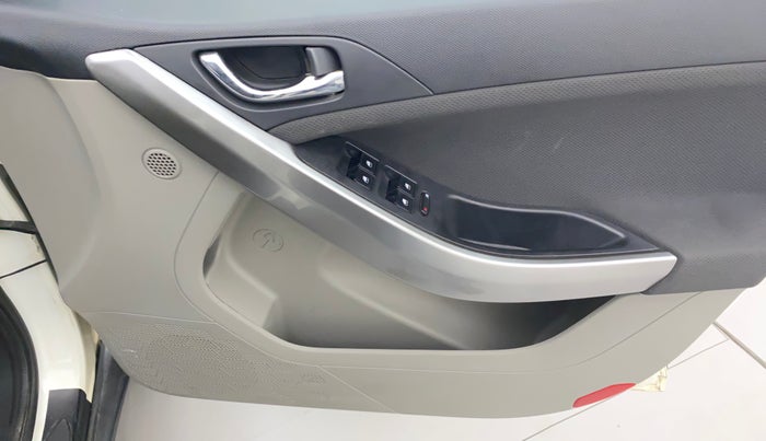 2018 Tata NEXON XZ PLUS DIESEL DUAL TONE, Diesel, Manual, 1,24,653 km, Driver Side Door Panels Control