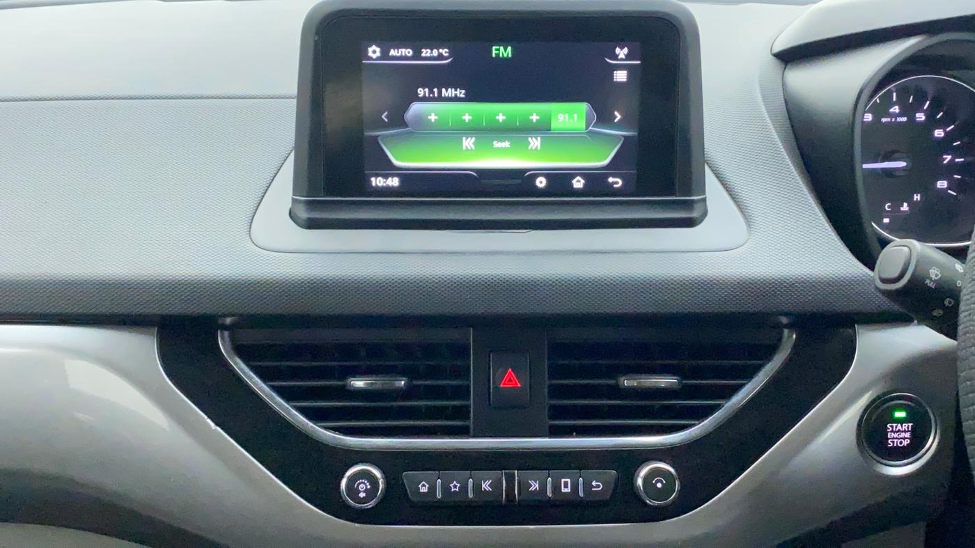 2018 Tata NEXON XZ PLUS DIESEL DUAL TONE, Diesel, Manual, 1,24,653 km, Infotainment System
