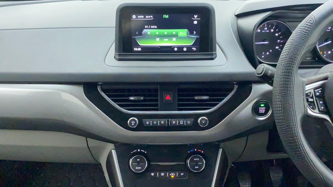 2018 Tata NEXON XZ PLUS DIESEL DUAL TONE, Diesel, Manual, 1,24,653 km, Air Conditioner