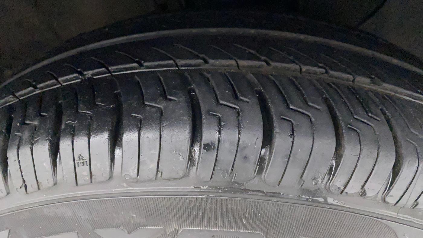 2017 Hyundai Elite i20 MAGNA 1.2, Petrol, Manual, 80,609 km, Right Front Tyre Tread
