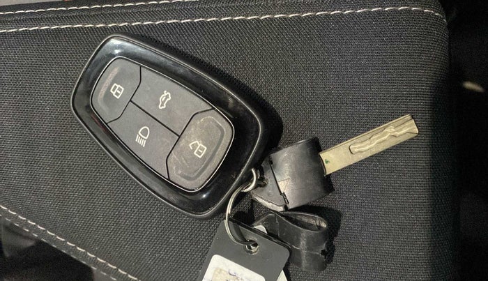 2020 Tata ALTROZ XZ PETROL, Petrol, Manual, 25,095 km, Key Close Up