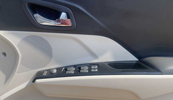 2022 Mahindra XUV300 W8 (O) 1.2 PETROL AMT, Petrol, Automatic, 10,442 km, Driver Side Door Panels Control
