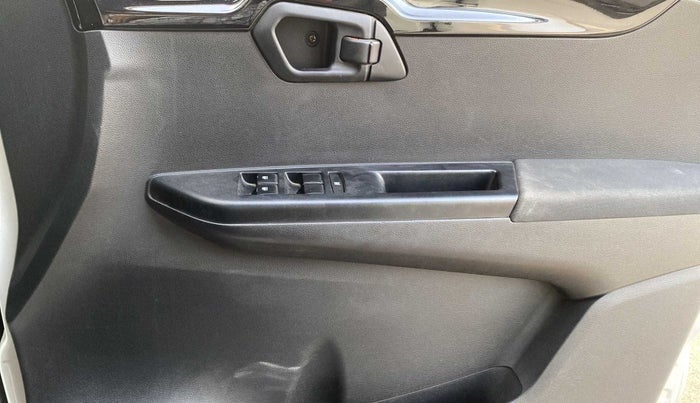 2017 Mahindra KUV 100 NXT K8 P 6 STR, Petrol, Manual, 50,592 km, Driver Side Door Panels Control