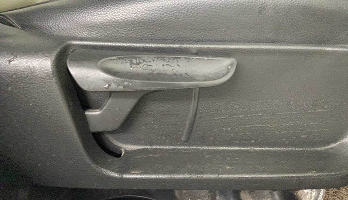 2018 Volkswagen Polo COMFORTLINE 1.0L MPI, Petrol, Manual, 28,377 km, Driver Side Adjustment Panel