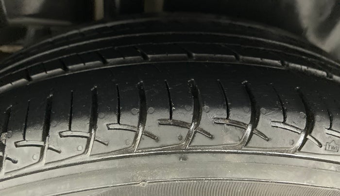 2017 Maruti Ciaz DELTA 1.4 AT PETROL, Petrol, Automatic, 45,176 km, Right Rear Tyre Tread