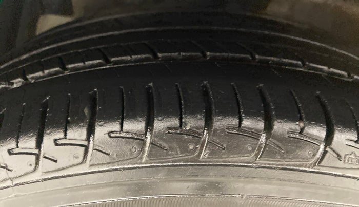 2017 Maruti Ciaz DELTA 1.4 AT PETROL, Petrol, Automatic, 45,176 km, Left Front Tyre Tread