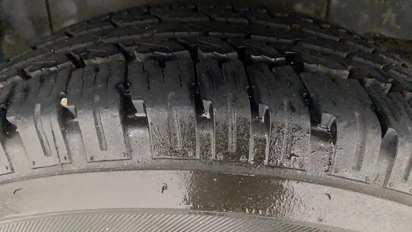 2018 Mahindra TUV300 T6 PLUS, Diesel, Manual, 1,19,655 km, Right Rear Tyre Tread