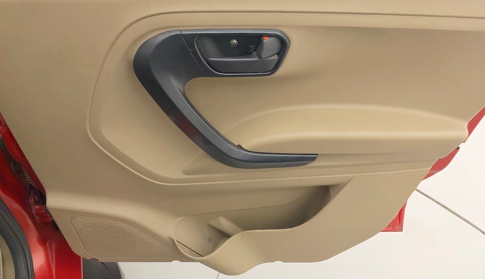 2018 Mahindra TUV300 T6 PLUS, Diesel, Manual, 1,19,655 km, Driver Side Door Panels Control
