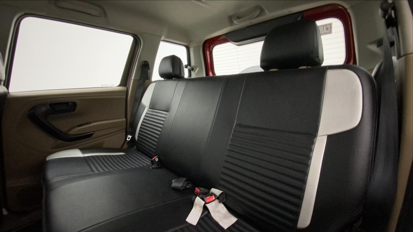 2018 Mahindra TUV300 T6 PLUS, Diesel, Manual, 1,19,655 km, Right Side Rear Door Cabin