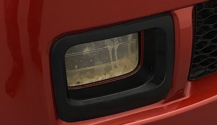2018 Mahindra TUV300 T6 PLUS, Diesel, Manual, 1,19,655 km, Right fog light - Not working