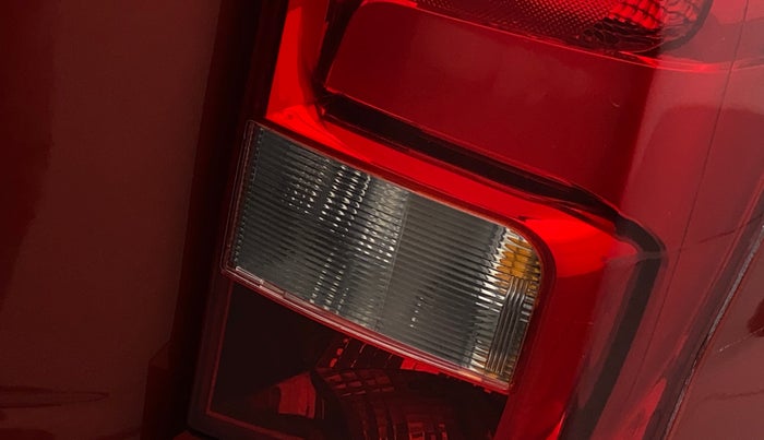 2018 Mahindra TUV300 T6 PLUS, Diesel, Manual, 1,19,655 km, Right tail light - Minor scratches