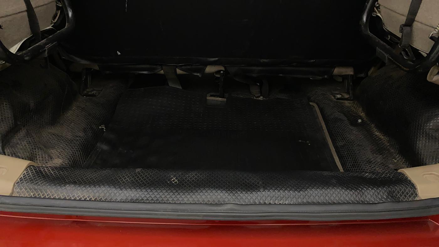 2018 Mahindra TUV300 T6 PLUS, Diesel, Manual, 1,19,655 km, Boot Inside