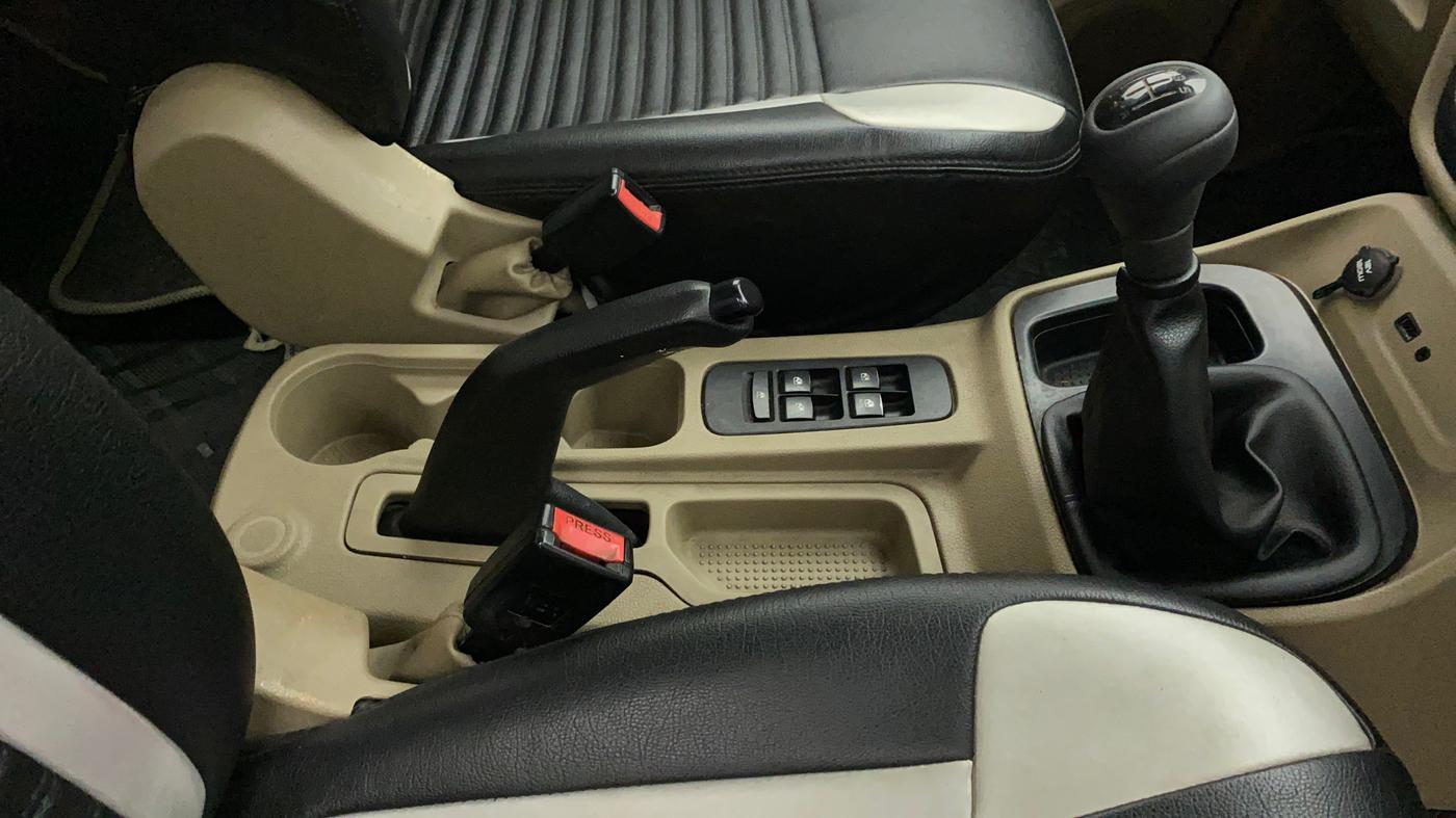2018 Mahindra TUV300 T6 PLUS, Diesel, Manual, 1,19,655 km, Gear Lever