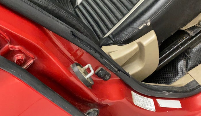 2018 Mahindra TUV300 T6 PLUS, Diesel, Manual, 1,19,655 km, Driver-side door - Beading has minor damage