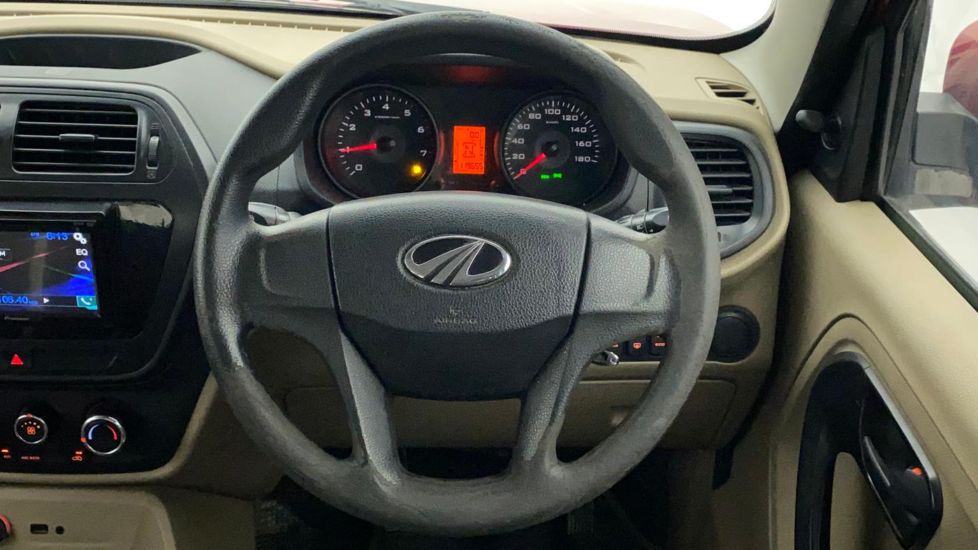2018 Mahindra TUV300 T6 PLUS, Diesel, Manual, 1,19,655 km, Steering Wheel Close Up