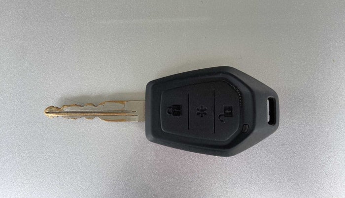 2017 Mahindra TUV300 T8 DUAL TONE, Diesel, Manual, 83,328 km, Key Close Up