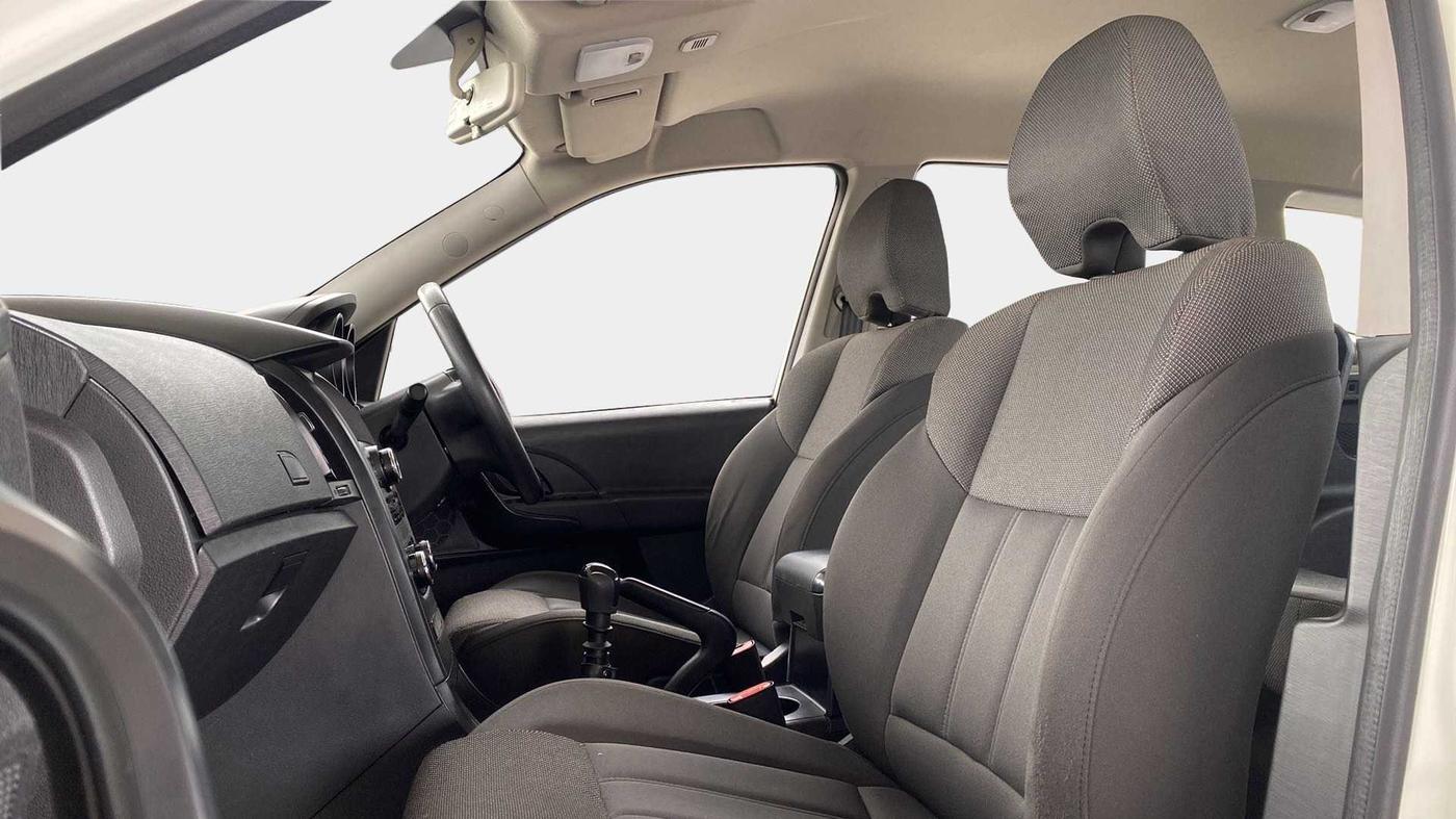 2019 Mahindra XUV500 W5, Diesel, Manual, 75,436 km, Right Side Front Door Cabin