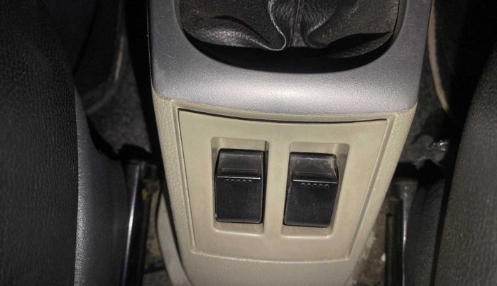 2017 Maruti Alto K10 VXI, Petrol, Manual, 26,415 km, Right front window switch / handle - Minor damage