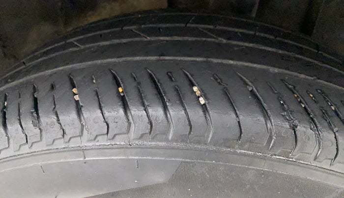 2021 Nissan MAGNITE XE, Petrol, Manual, 74,070 km, Left Rear Tyre Tread