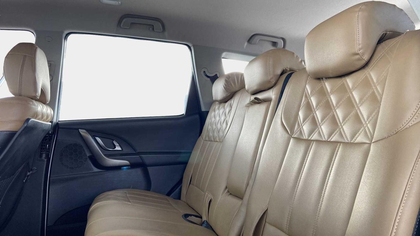 2018 Mahindra XUV500 W7, Diesel, Manual, 38,047 km, Right Side Rear Door Cabin