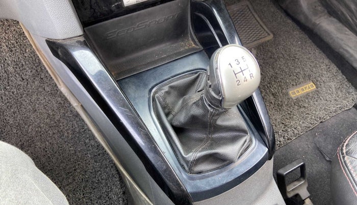 2015 Ford Ecosport TITANIUM 1.5L DIESEL (OPT), Diesel, Manual, 97,762 km, Gear lever - Knob cover torn