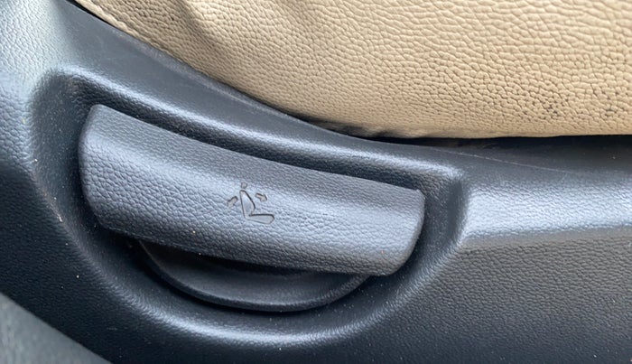 2015 Hyundai Xcent S (O) 1.2, Petrol, Manual, 97,591 km, Driver Side Adjustment Panel