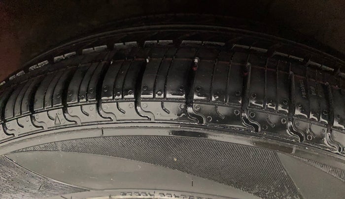 2016 Toyota Etios Liva V, Petrol, Manual, 66,798 km, Right front tyre - Tyre dimensions are different from each other
