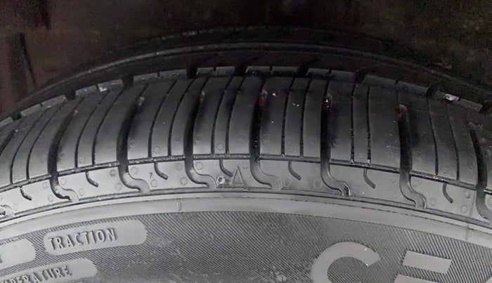 2016 Toyota Etios Liva V, Petrol, Manual, 66,798 km, Left Front Tyre Tread