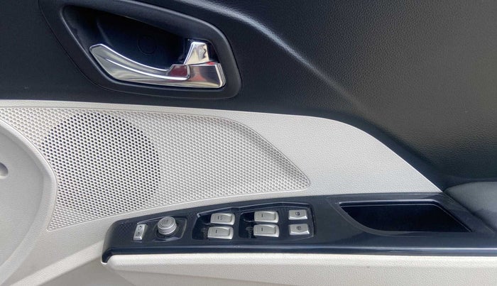 2019 Mahindra XUV300 W8 (O) 1.5 DIESEL AMT, Diesel, Automatic, 19,710 km, Driver Side Door Panels Control