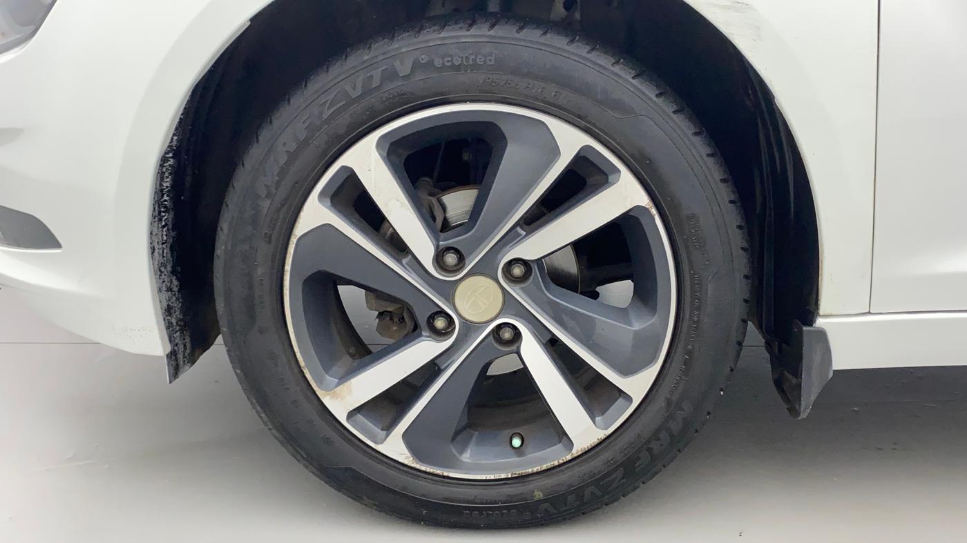 2020 Tata ALTROZ XZ PETROL, Petrol, Manual, 30,423 km, Left Front Wheel