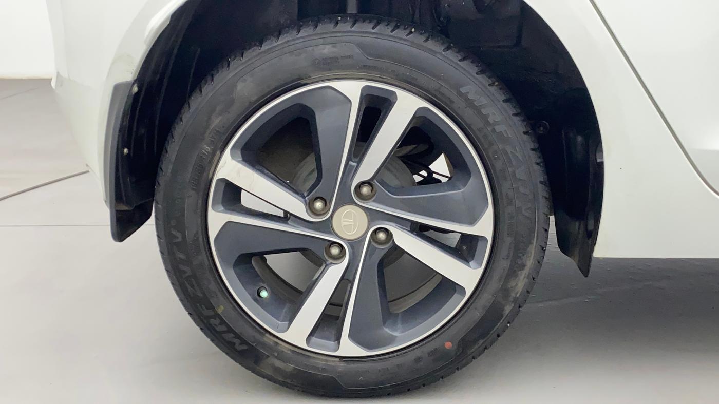 2020 Tata ALTROZ XZ PETROL, Petrol, Manual, 30,423 km, Right Rear Wheel