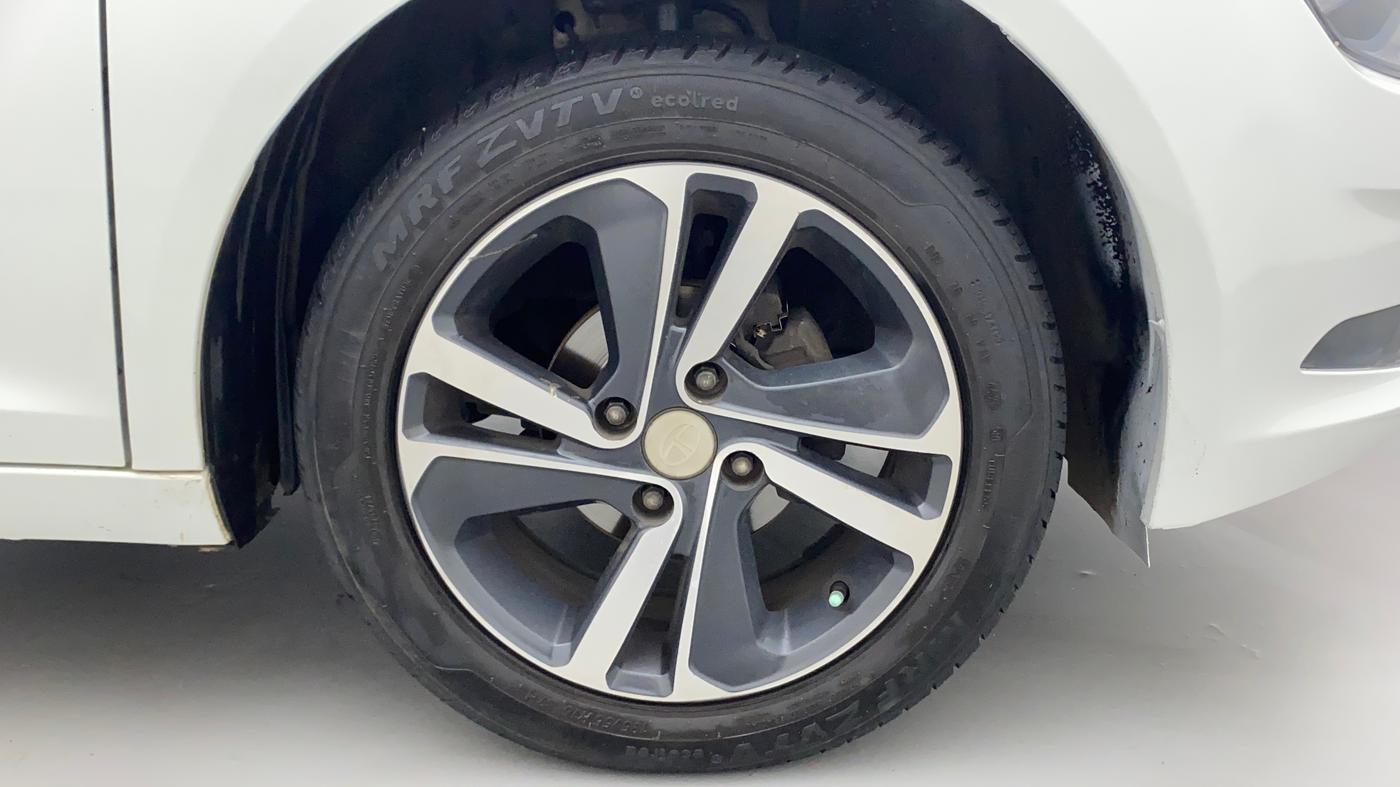 2020 Tata ALTROZ XZ PETROL, Petrol, Manual, 30,423 km, Right Front Wheel