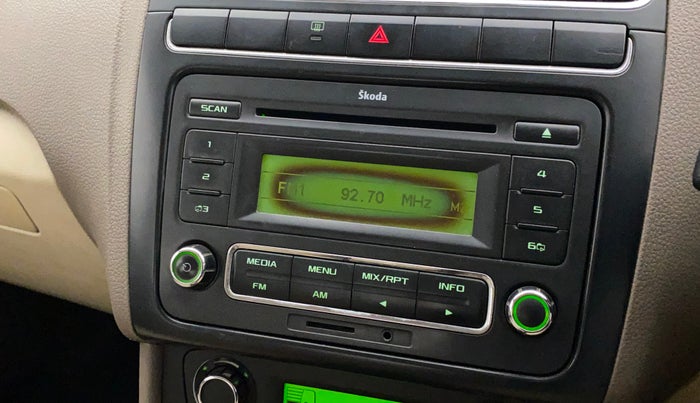 2013 Skoda Rapid ELEGANCE 1.6 MPI MT, Petrol, Manual, 96,965 km, Infotainment system - Display has spot on screen