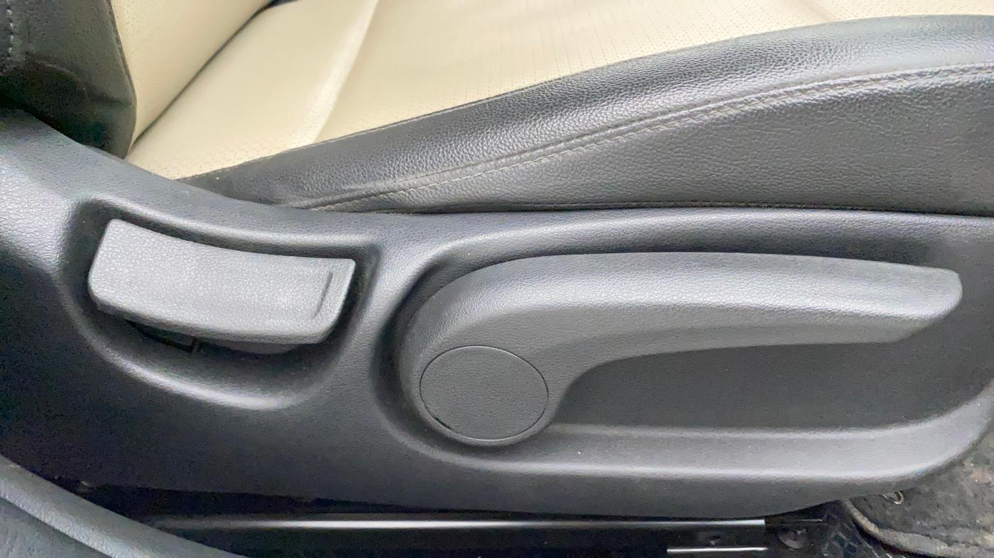 2019 Hyundai Verna 1.6 VTVT SX O, CNG, Manual, 61,381 km, Driver Side Adjustment Panel