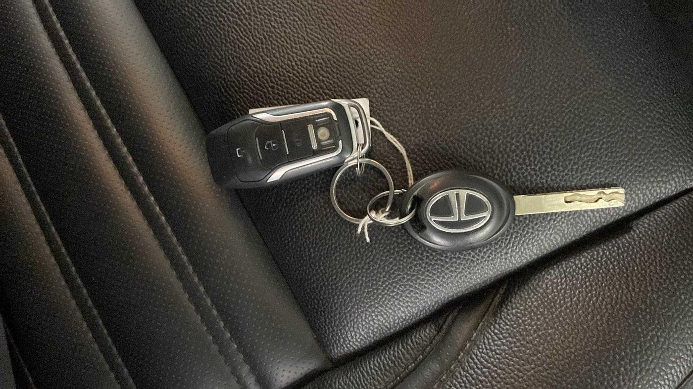 2020 Tata ALTROZ XE PETROL, Petrol, Manual, 15,412 km, Key Close Up