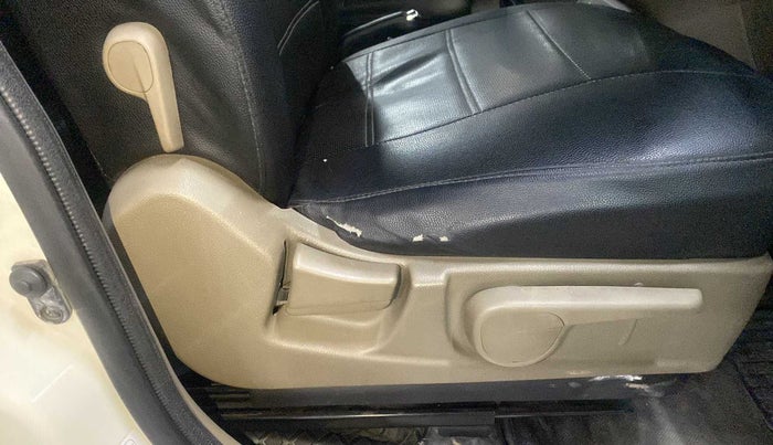 2018 Mahindra TUV300 T8, Diesel, Manual, 54,635 km, Driver Side Adjustment Panel